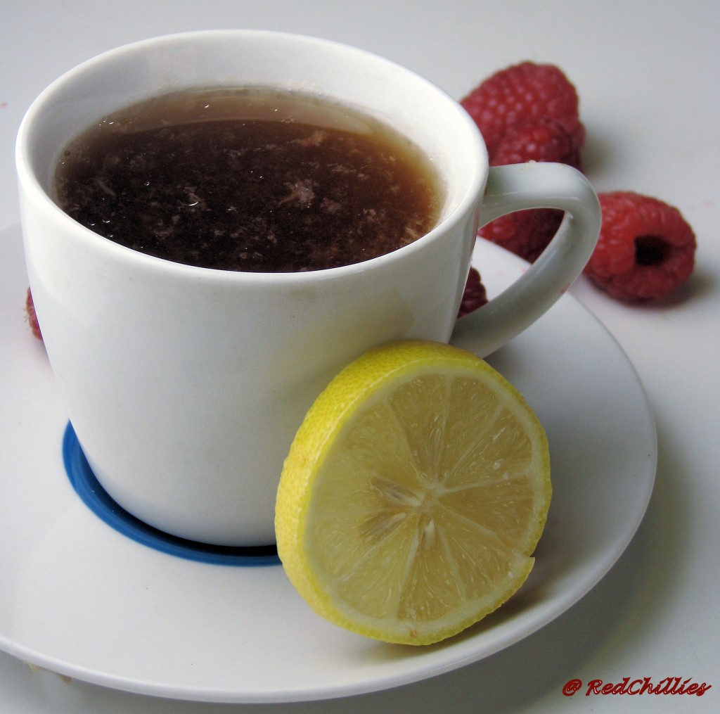 Если пить кофе с лимоном что будет. Чай + лимон наблюдение. Кофе с лимоном температура. Чай с лимоном и конфетами. Чай для горла с лимоном.